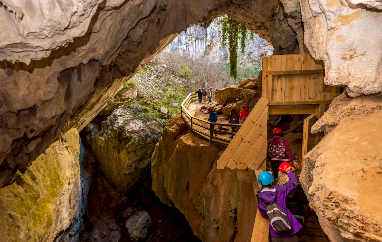 Escapada Senda del Oso y Cueva Huerta